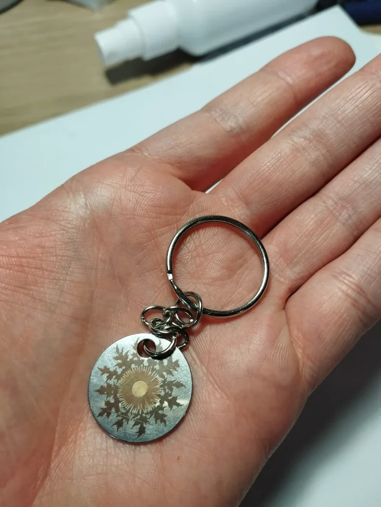 Llavero redondo personalizado sostenido en la mano