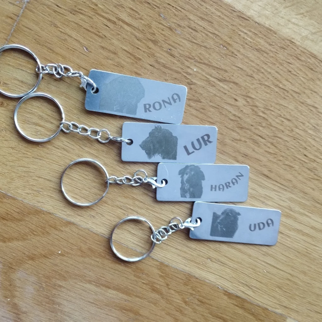 Detalle de varios llaveros rectangulares personalizados
