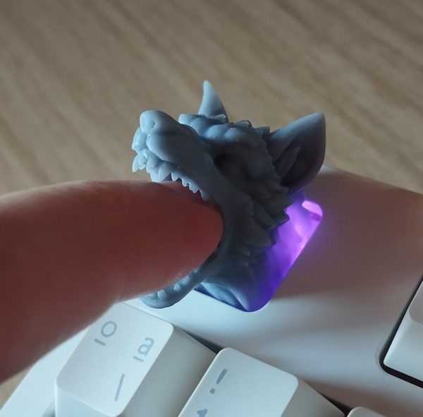 Keycap ESC monstruo detalle lateral Detalle lateral de la keycap ESC impresa en 3D
